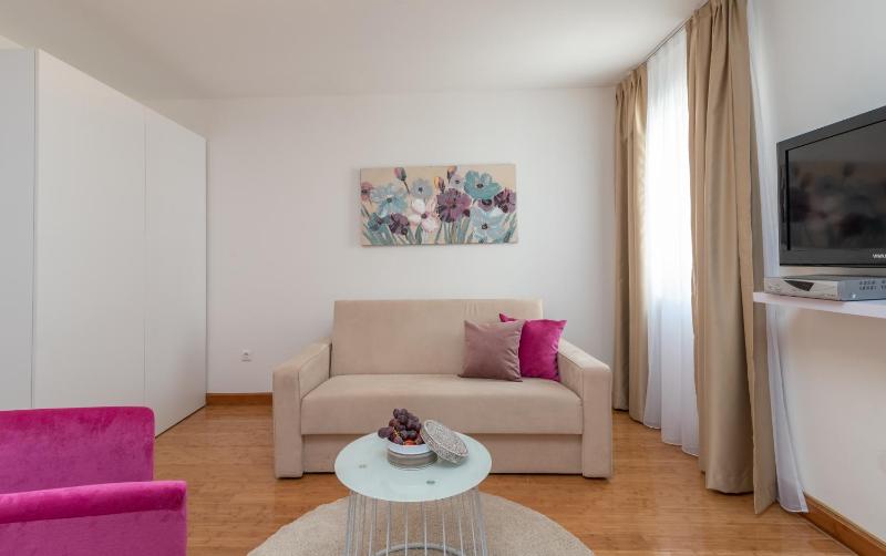 Comfort Two-Bedroom Apartment with Balcony and Sea View image 4