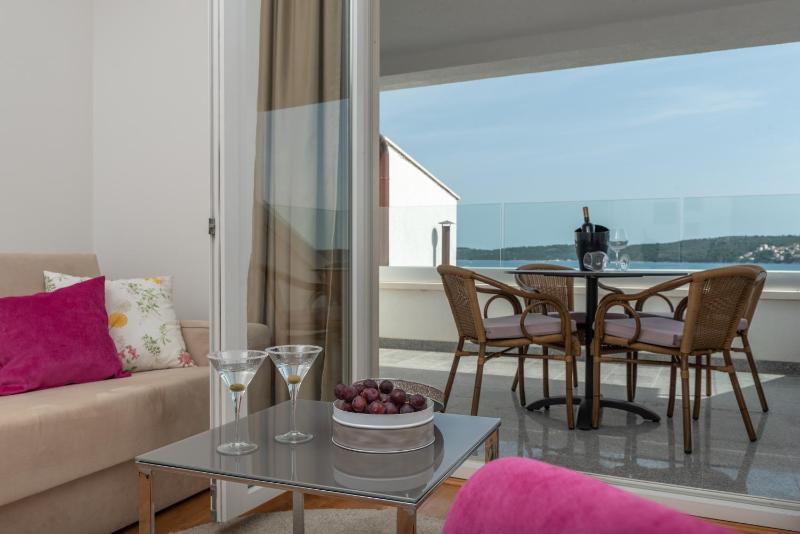 Two-Bedroom Apartment with Balcony  and Sea View image 4