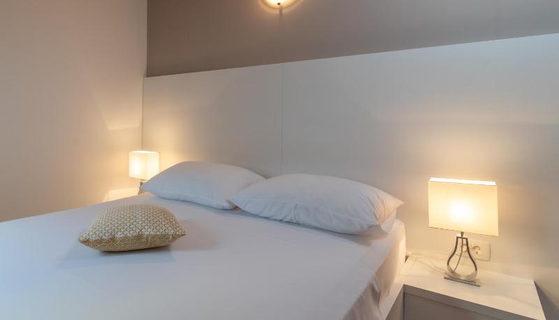 Two-Bedroom Apartment with Balcony  and Sea View image 2