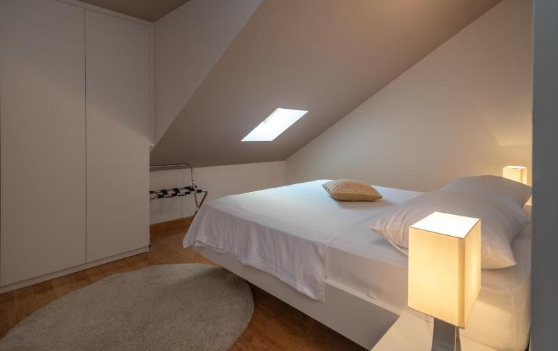 Two-Bedroom Apartment with Balcony  and Sea View image 3