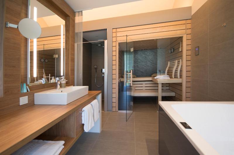 Suite with Spa Bath image 3