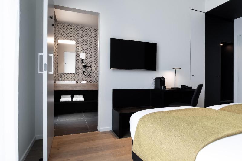 Standard Double Room image 4