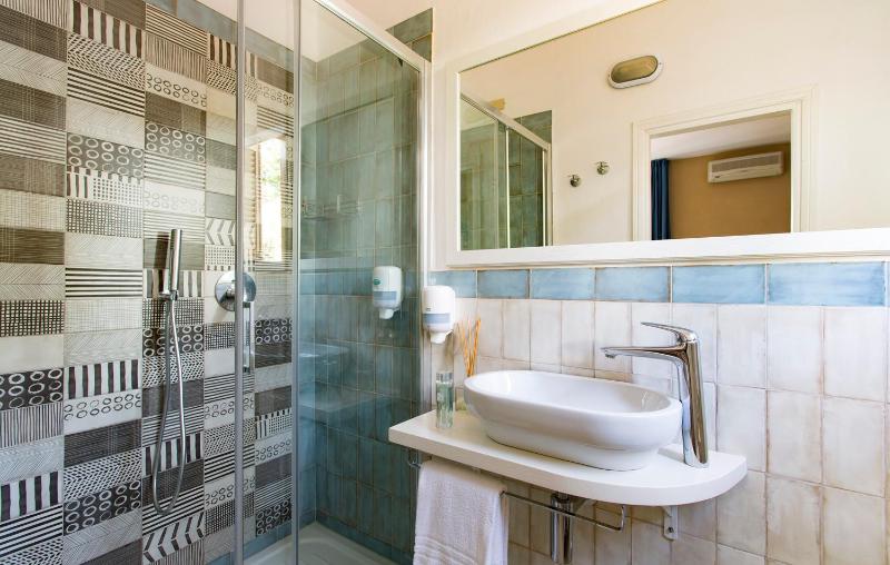 Standard Quadruple Room image 2