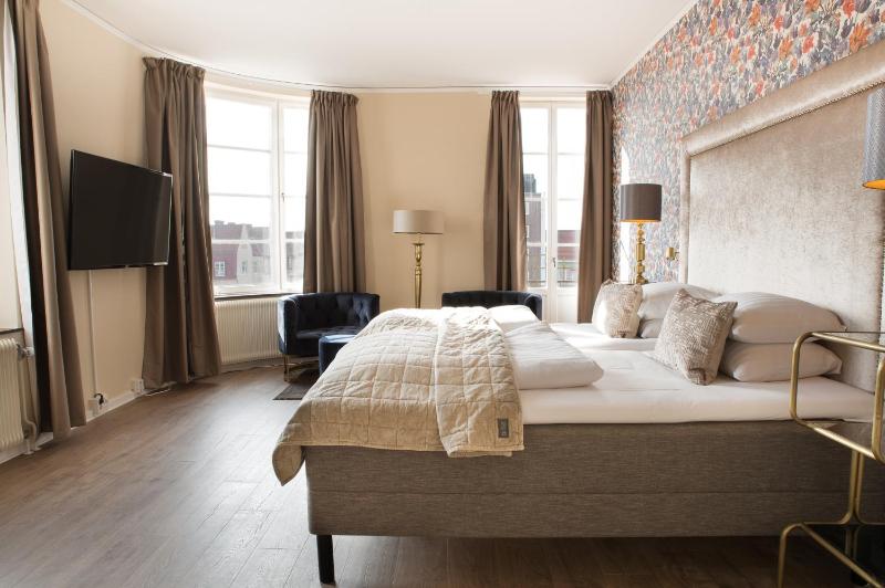 Junior Twin Suite image 3