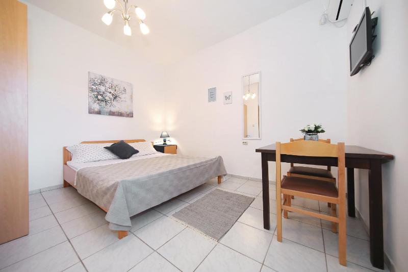 Studio Apartment with Sea View image 3