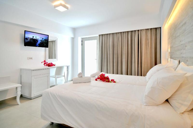 Deluxe Double Room with Garden View image 3