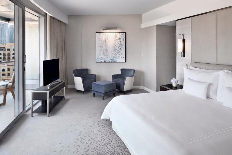 Executive Suite Downtown View with Balcony and Lounge Access image 1
