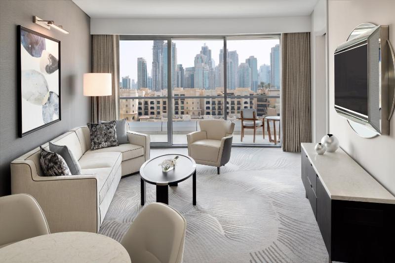 Executive Suite Downtown View with Balcony and Lounge Access image 4