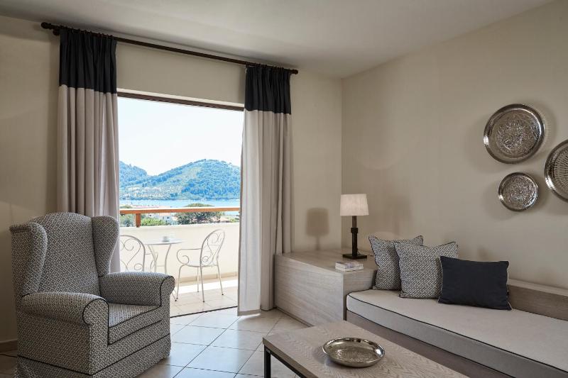 Deluxe Suite Sea View image 2