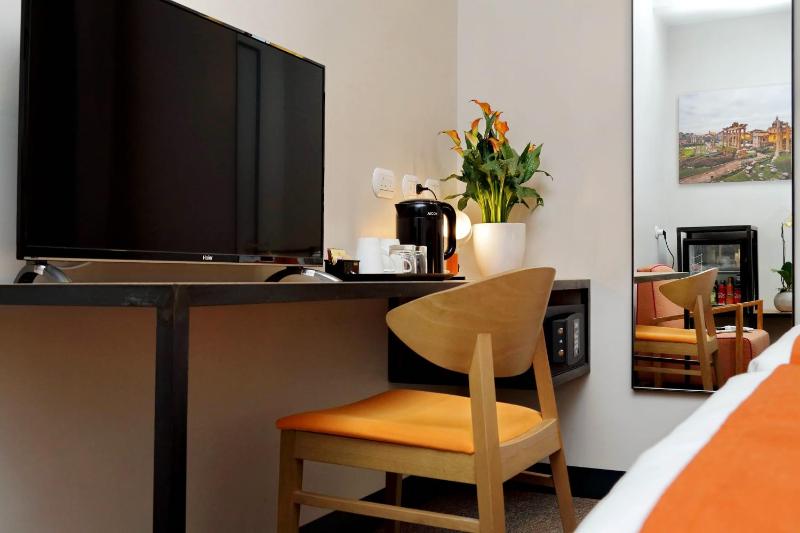 Small Double Room image 3