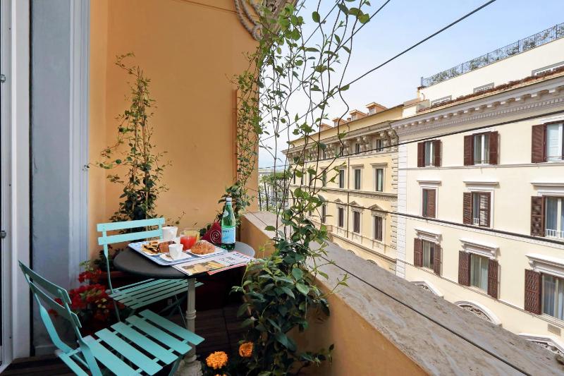 Deluxe Double Room with Balcony image 4