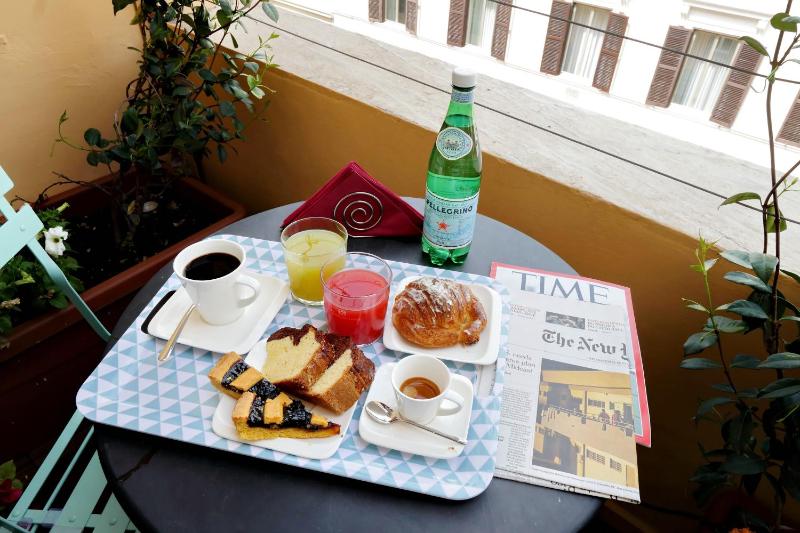Deluxe Double Room with Balcony image 2