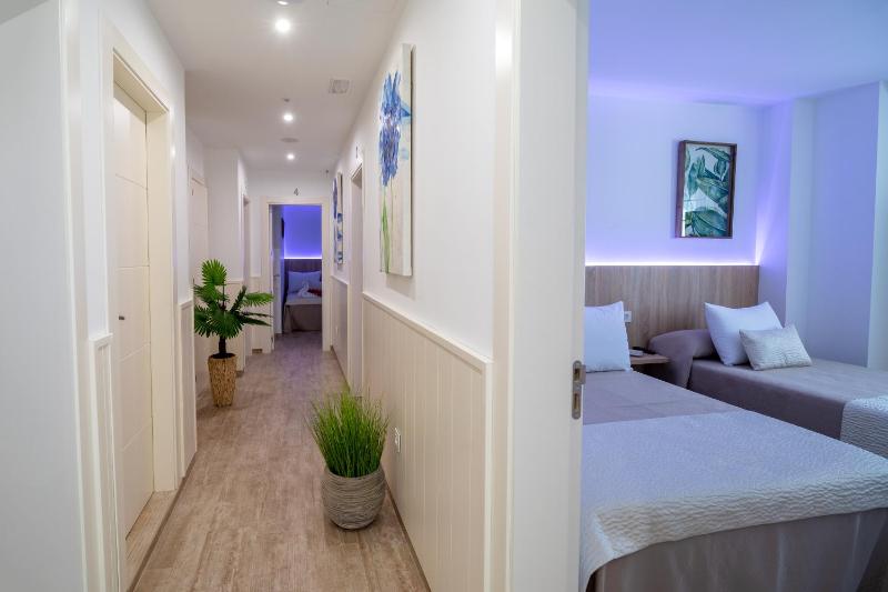 Twin Room image 3