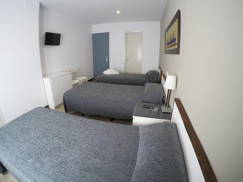 Standard Triple Room image 3