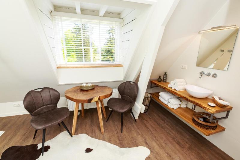 Deluxe Double Room image 4