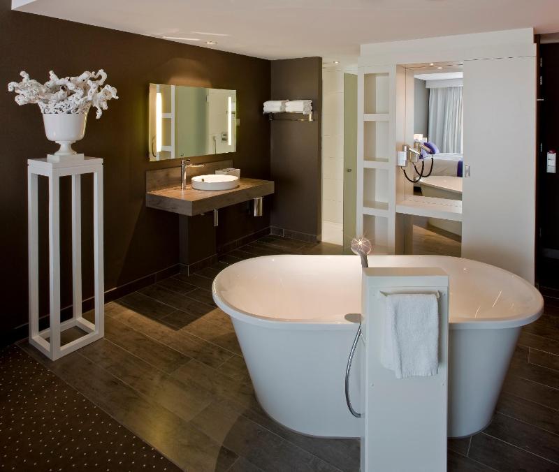 Double Room with Bath (terrace or balcony) image 4