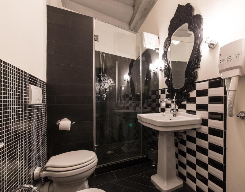 Deluxe Double Room image 2