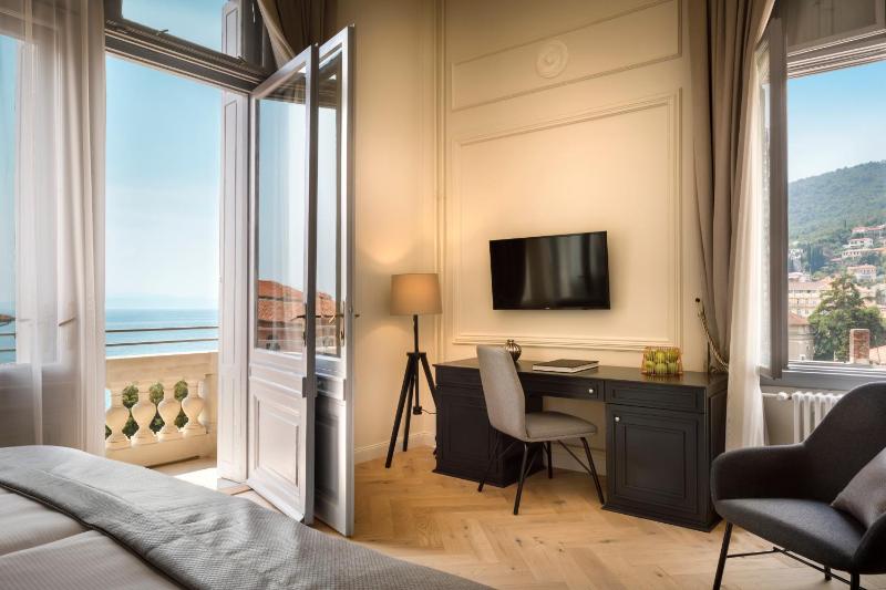 Camelia Suite image 3