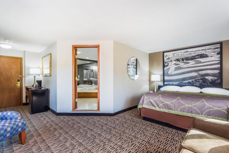 King Suite- Non-Smoking image 4