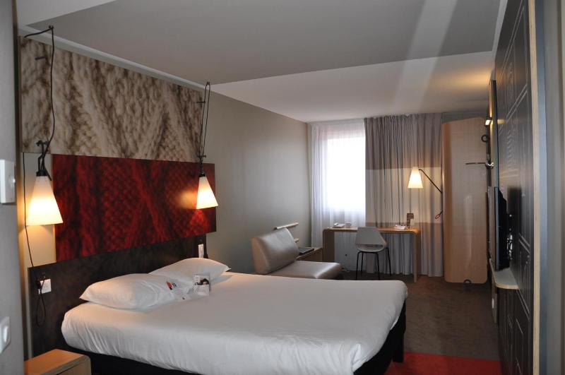 Superior Double Room with Sofa Bed image 4