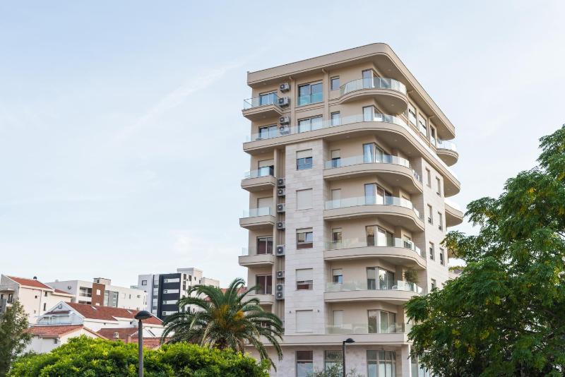 Lagoon Apartments - image 1