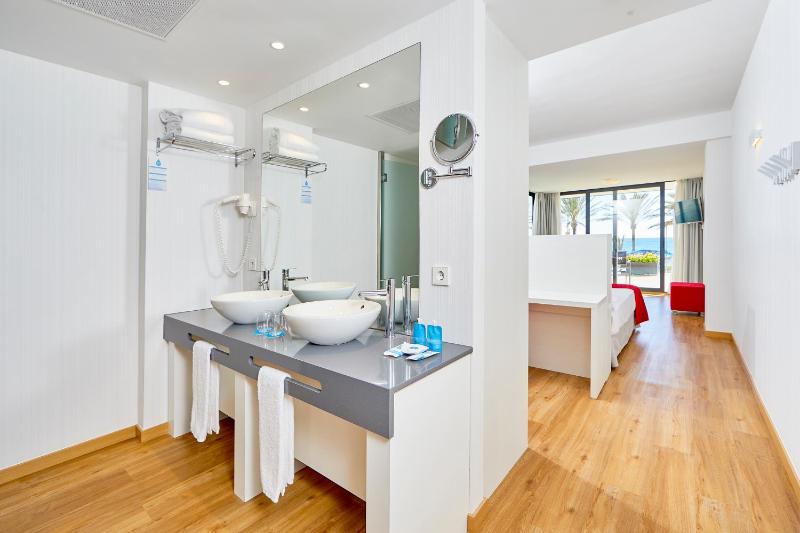 Double Room with Terrace and Panoramic Sea View image 3