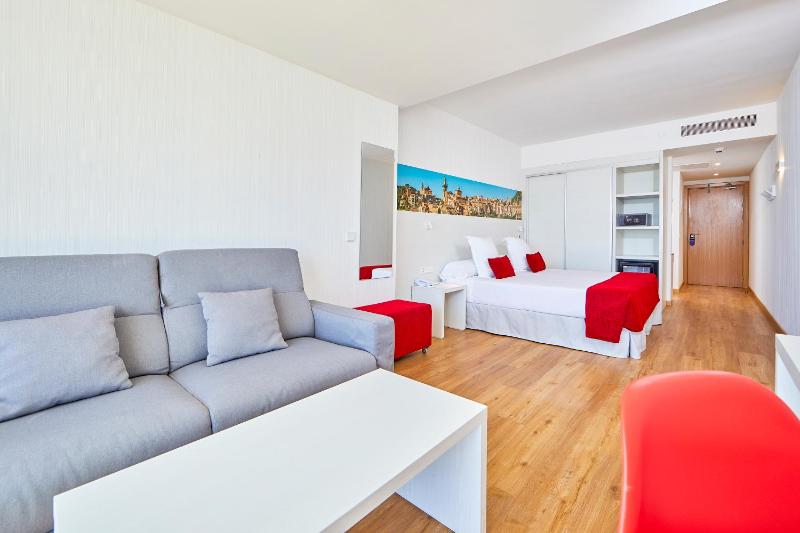 Superior Double or Twin Room with Terrace and Sea View image 4