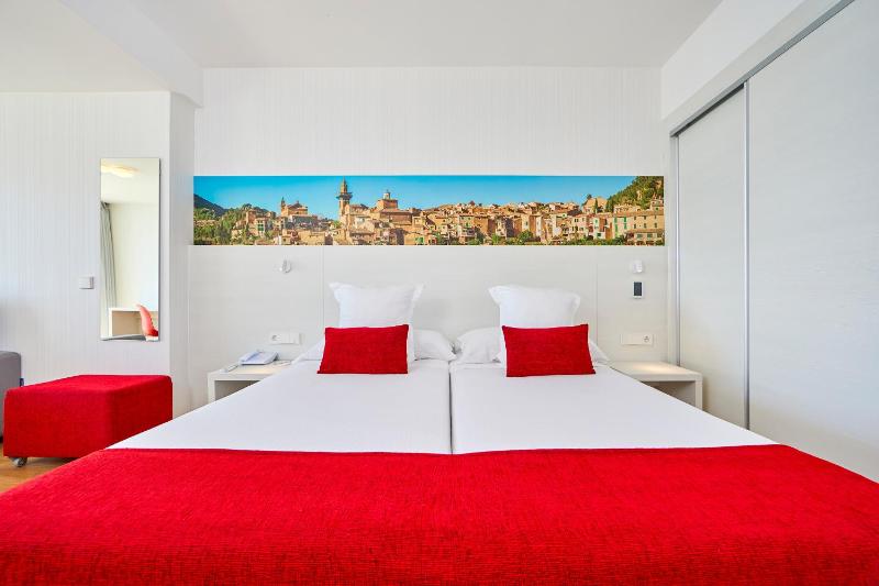 Superior Double or Twin Room with Terrace and Sea View image 3