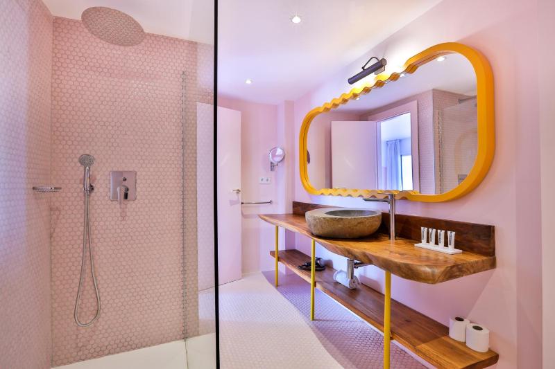 Suite (4 Adults) image 2