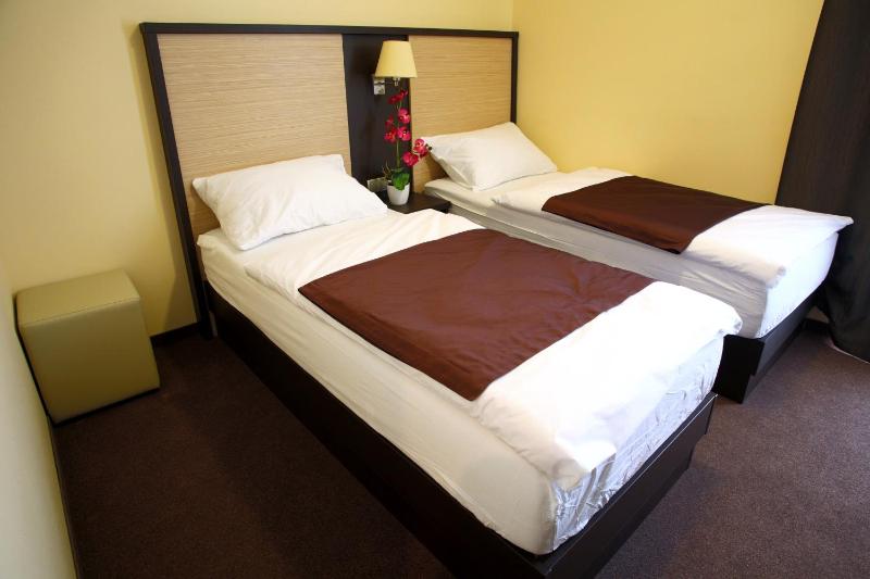 Twin Room image 2
