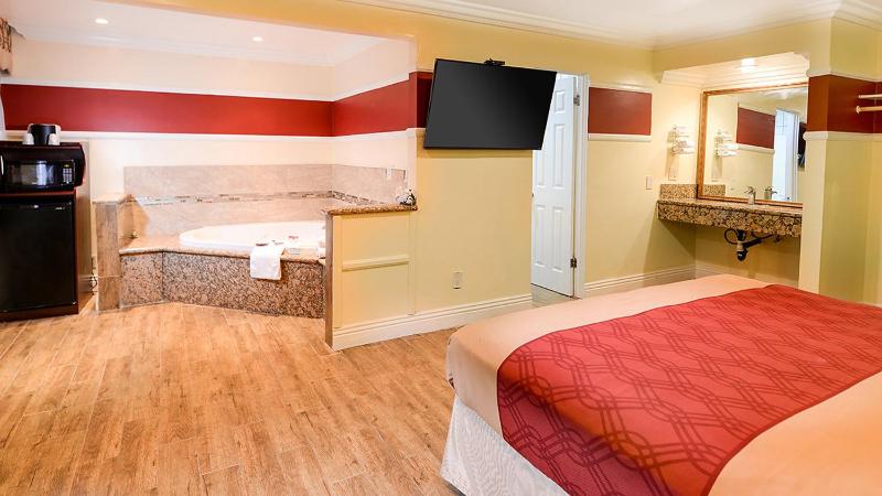 Double Room with Spa Bath image 2