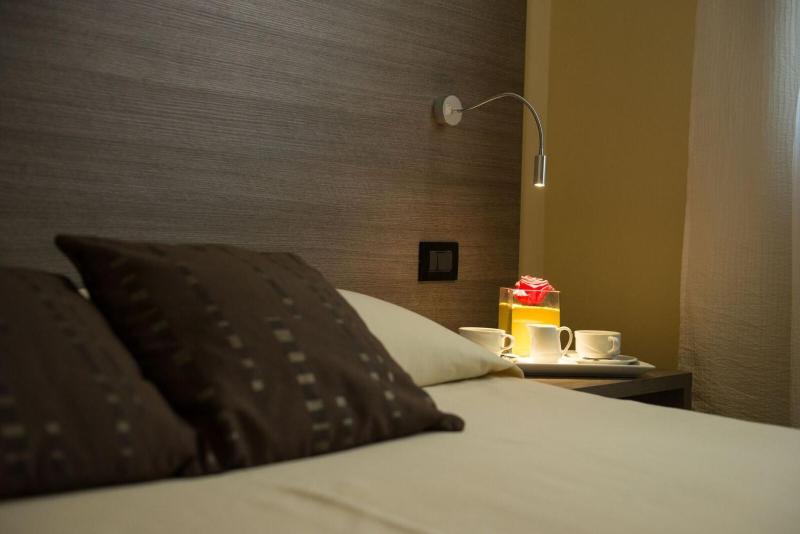 Double Room with French Bed image 4