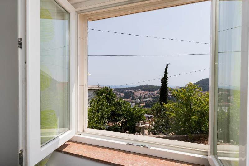 One-Bedroom Apartment with Terrace and Sea View image 3