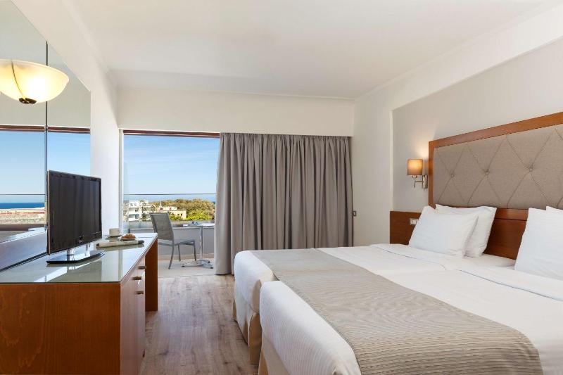 Double Room with Two Single Beds Side Sea View- Non-Smoking image 3