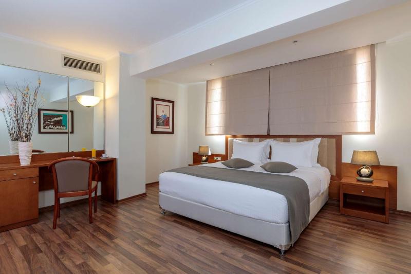 Junior Suite with 1 Queen and 2 Single Beds and Sofa Bed - Non-Smoking image 1