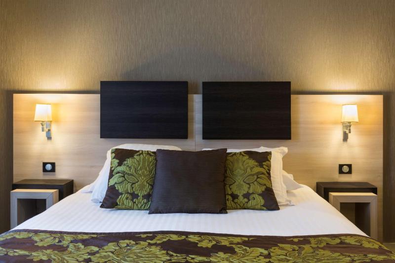 King Suite with Bathtub and Sofa Bed image 1