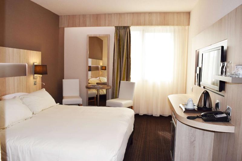 Standard Double Room - with Bathtub image 1