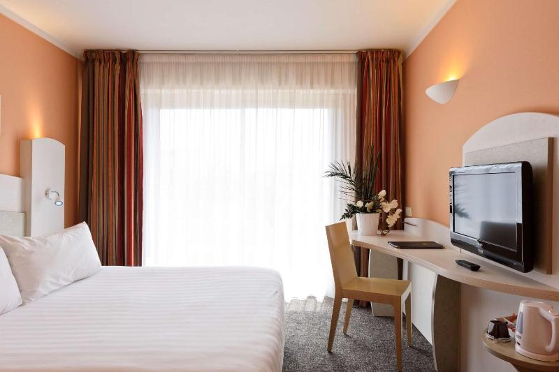 Comfort Queen Room image 1