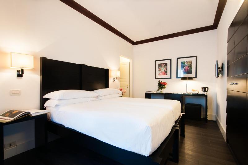 Superior Double Room with Balcony image 3
