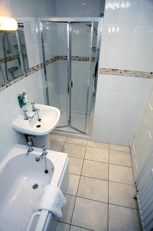 Double Room image 3