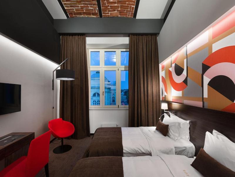 Superior Twin Room image 4