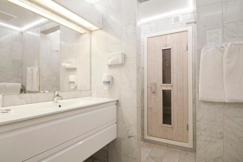 Twin Room image 1
