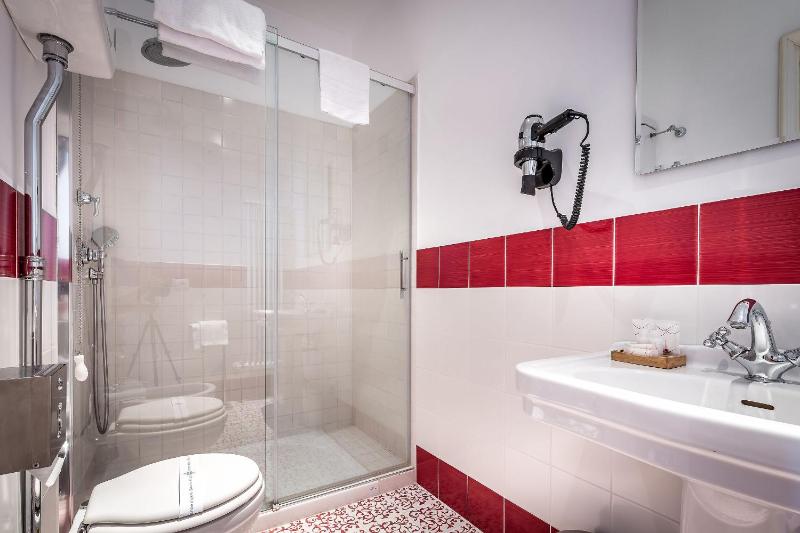 Deluxe Double or Twin Room image 4