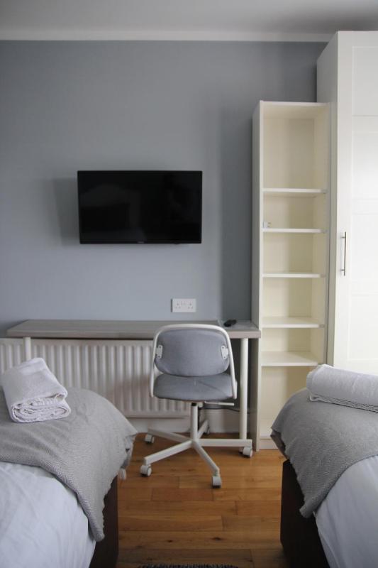 Twin Room with Private Bathroom image 4