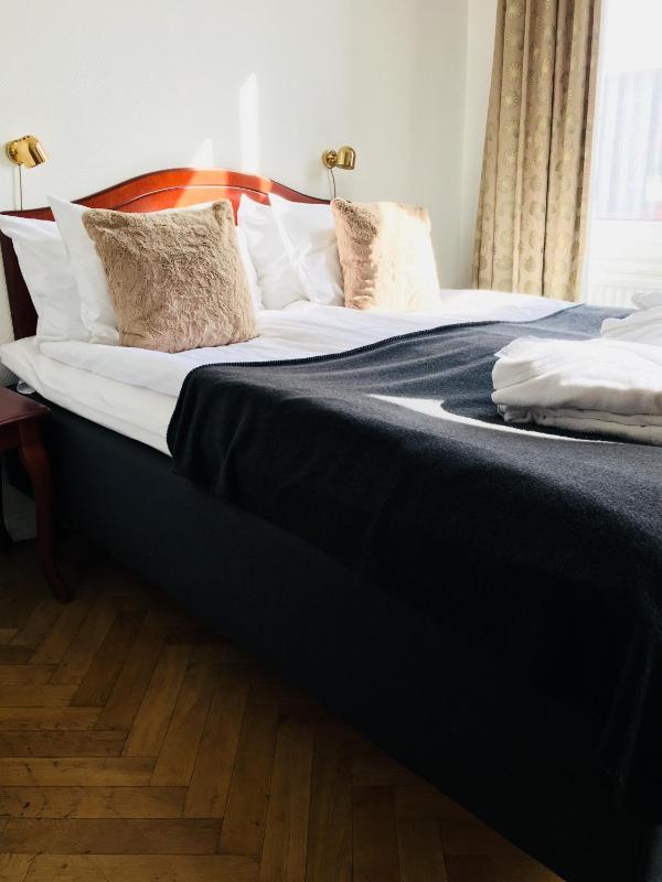 Economy Double Room image 4