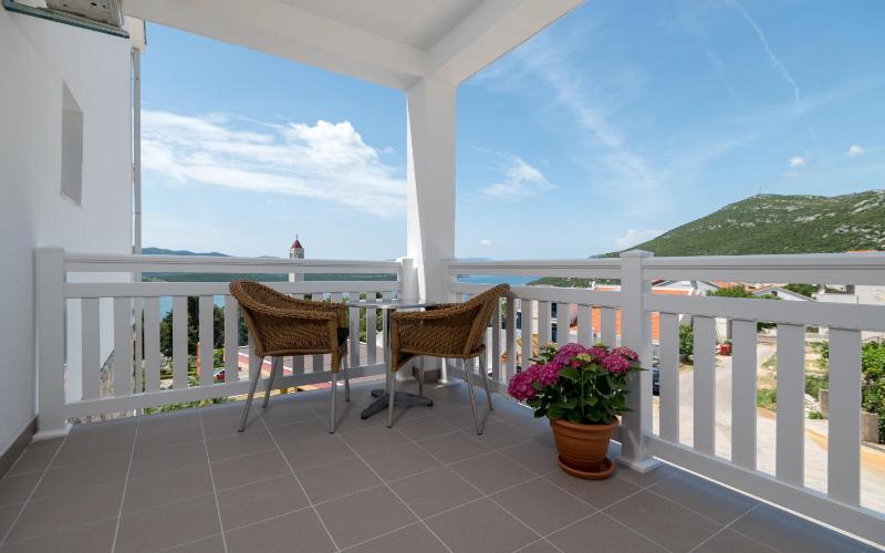 Double Room with Balcony and Sea View image 4