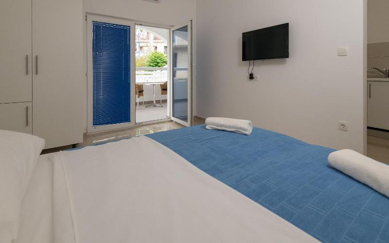 Studio Apartment with Sea View image 2