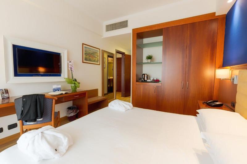 Deluxe Double or Twin Room with Sea View image 4