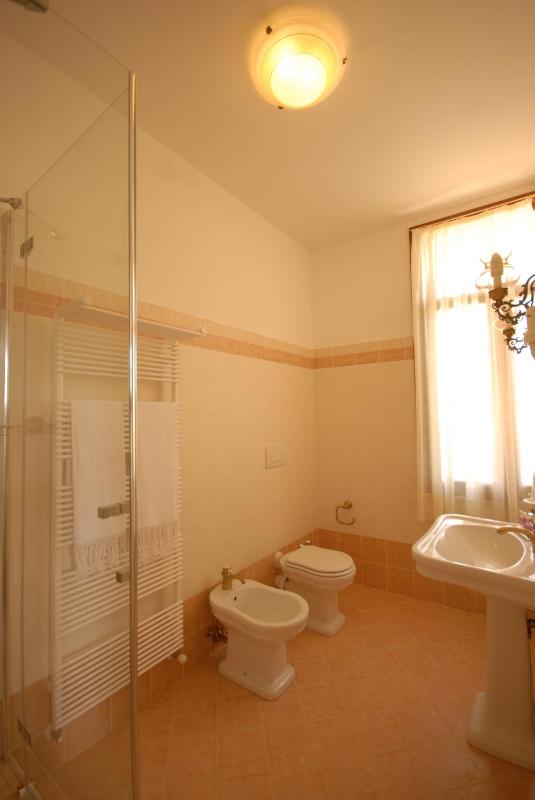 Twin Room image 4