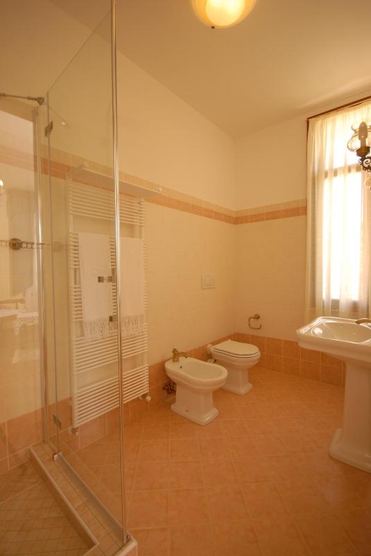 Twin Room image 3